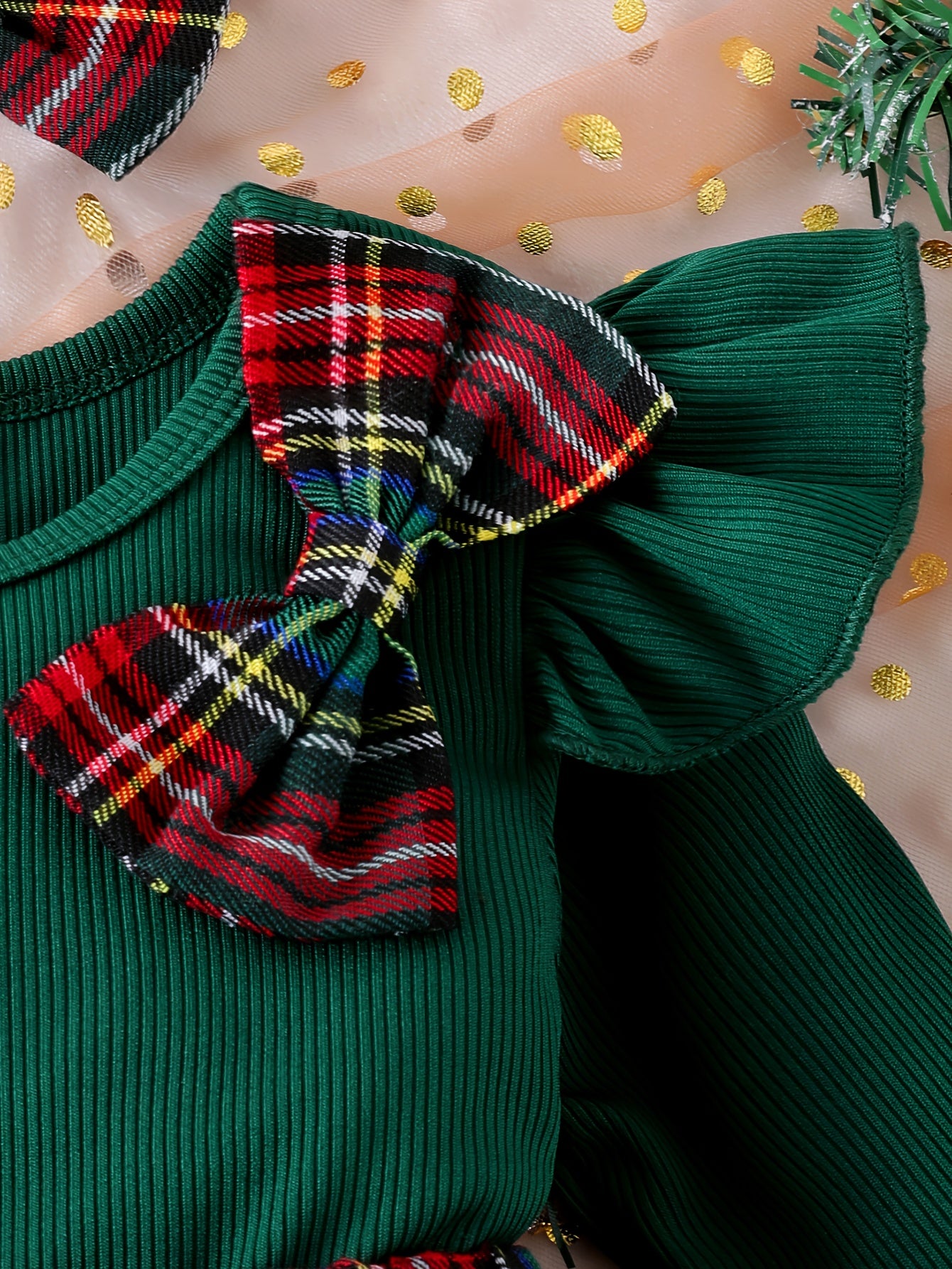 Set Fashion pentru Fetițe – Bluziță Verde din Tricot și Fustiță în Carouri cu Fundițe și Bentiță Asortată