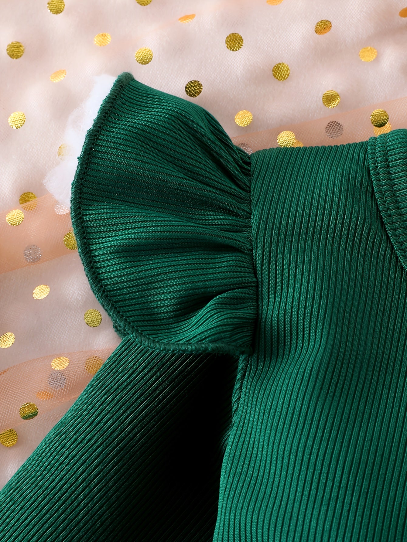 Set Fashion pentru Fetițe – Bluziță Verde din Tricot și Fustiță în Carouri cu Fundițe și Bentiță Asortată