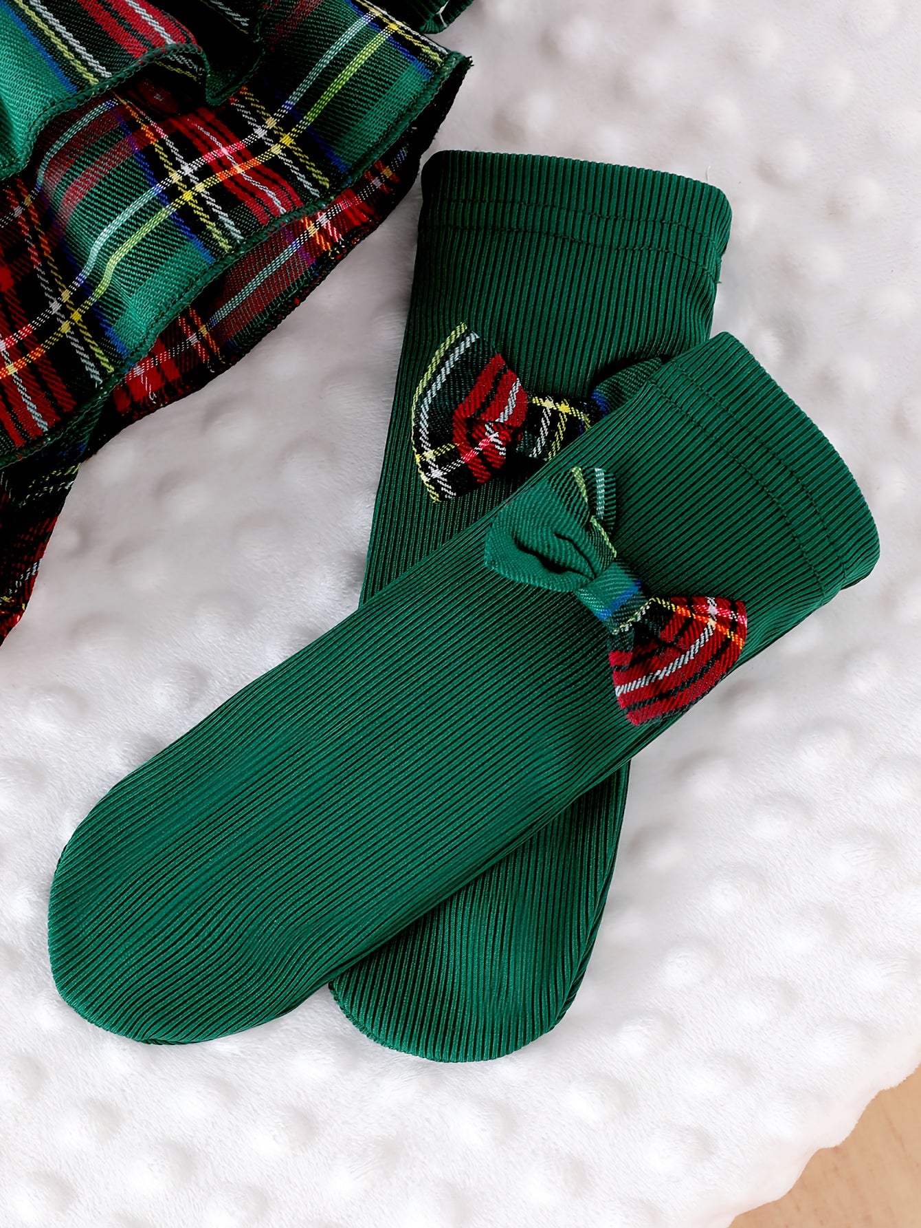 Set Fashion pentru Fetițe – Bluziță Verde din Tricot și Fustiță în Carouri cu Fundițe și Bentiță Asortată